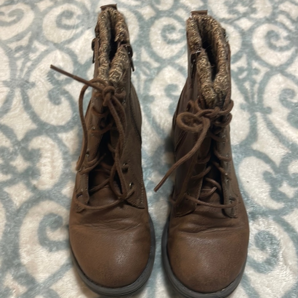 Girls brown boots.